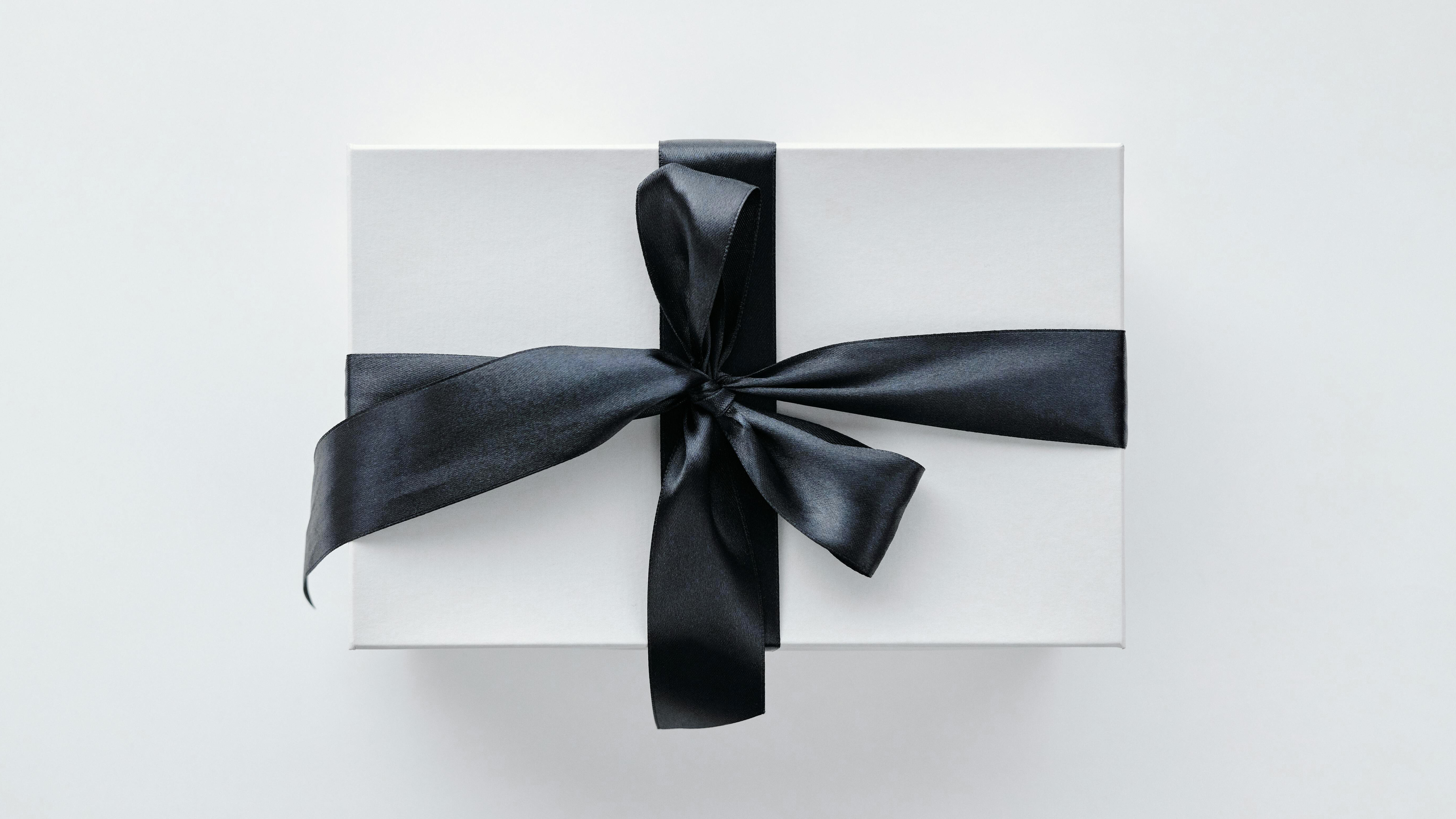 HOW TO CHOOSE THE PERFECT GIFT: A GUIDE TO JEWELLERY GIFTING