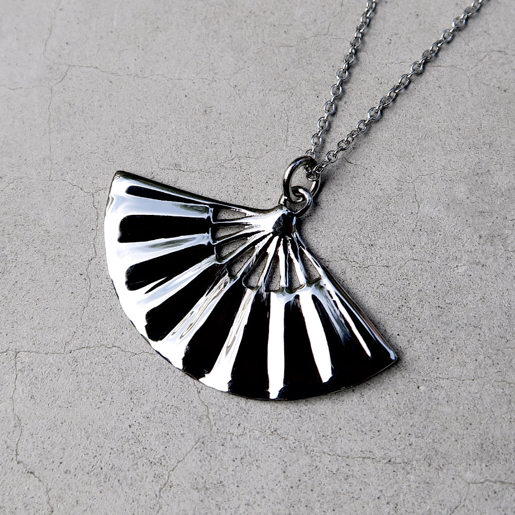 FAN PENDANT NECKLACE