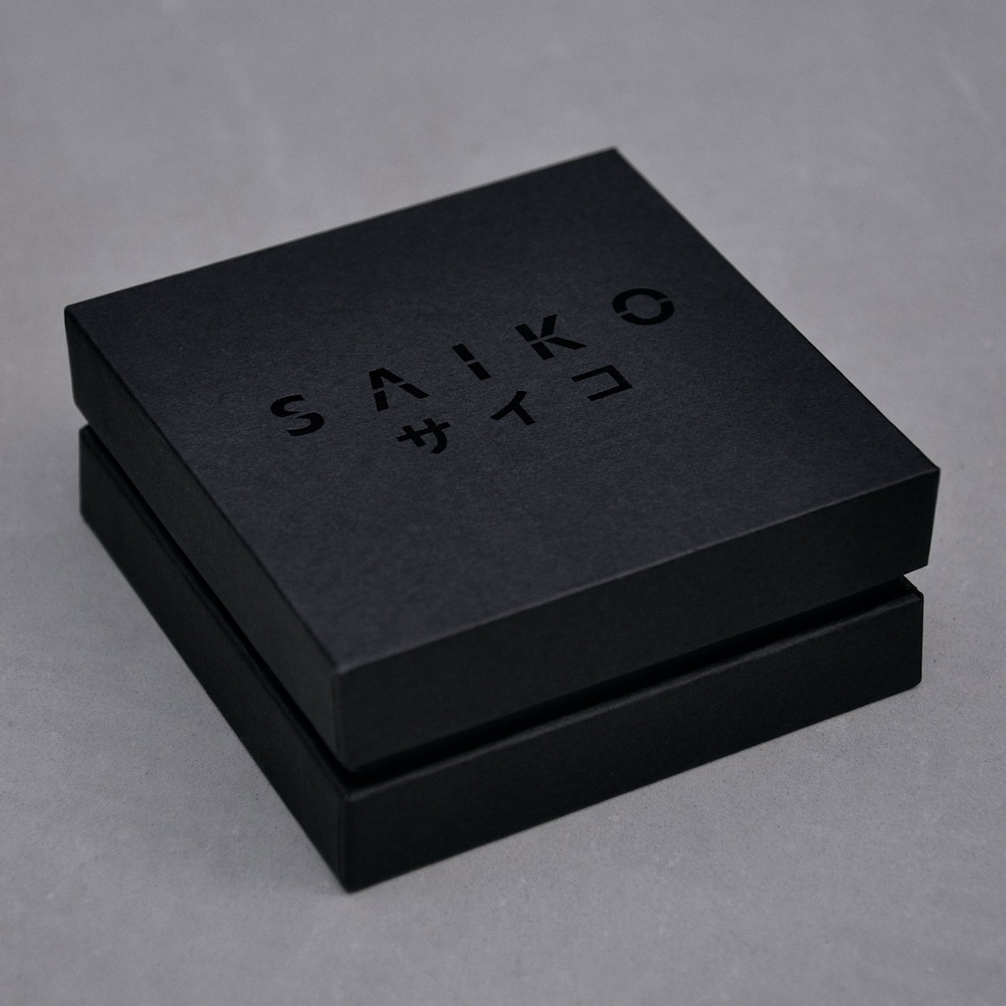 Back SAIKO jewellery box with a grey background